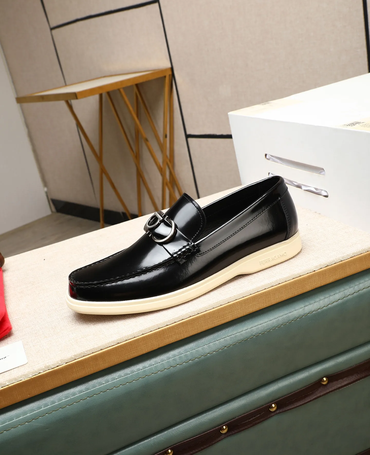 Men's shoes 💰580 📛📛(water-dyed cow lining) Salvatore Ferragamo high-end (Salvatore Ferragamo) is the top international luxury footwear brand. It comes from the fashion kingdom of Italy. It is famous all over the world for its traditional handmade design and novel styles... 🚶🏻🚶🏻New suit shoes are available simultaneously at the counter. This style is purely handmade. The fabric is imported Italian calfskin➕Soft water-dyed cowhide lining. Original authentic outsole🌀🌀Size: 38➖44 (45 46 customized)